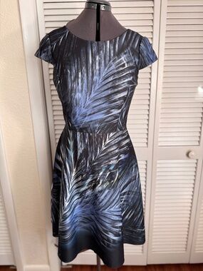 "Tahari" classic lined dress with structure for the office and at night, prefect